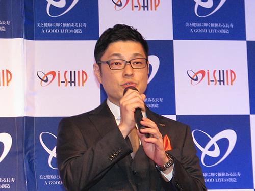 あいさつする永井幸司社長